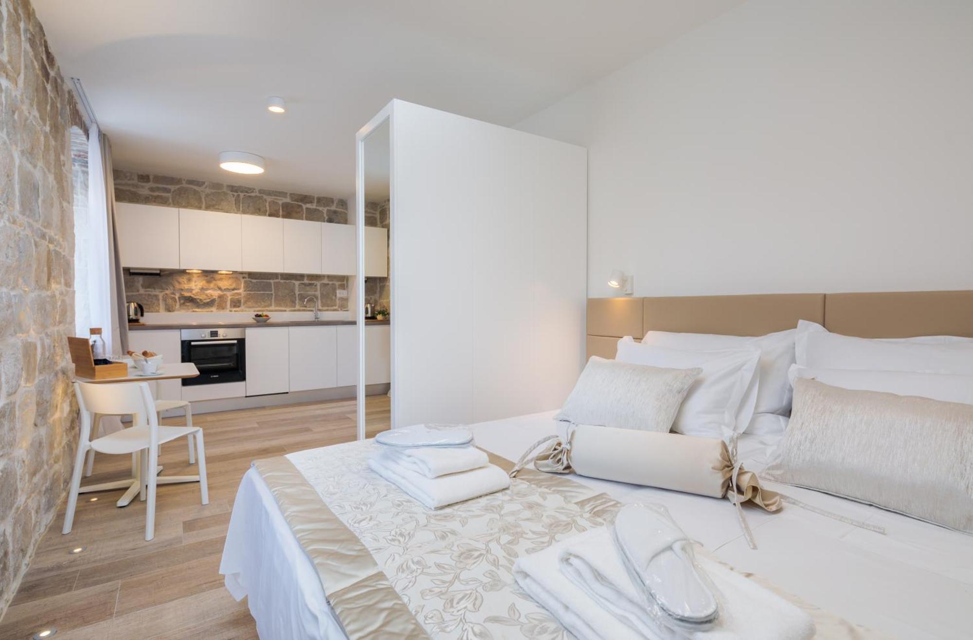 Mediterra Residence Split Room photo